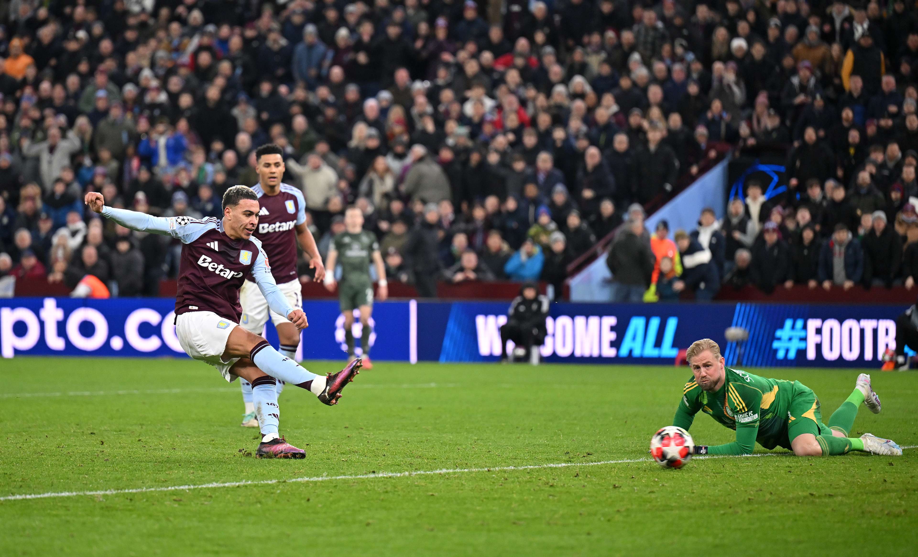 斯基拉报道：什琴斯尼与巴萨续约至2026年协议已接近达成